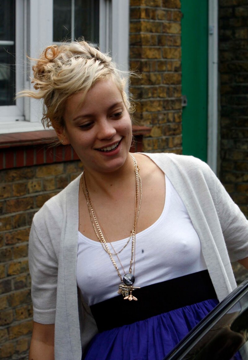 Lily Allen nice nipples under white t-shirt picture