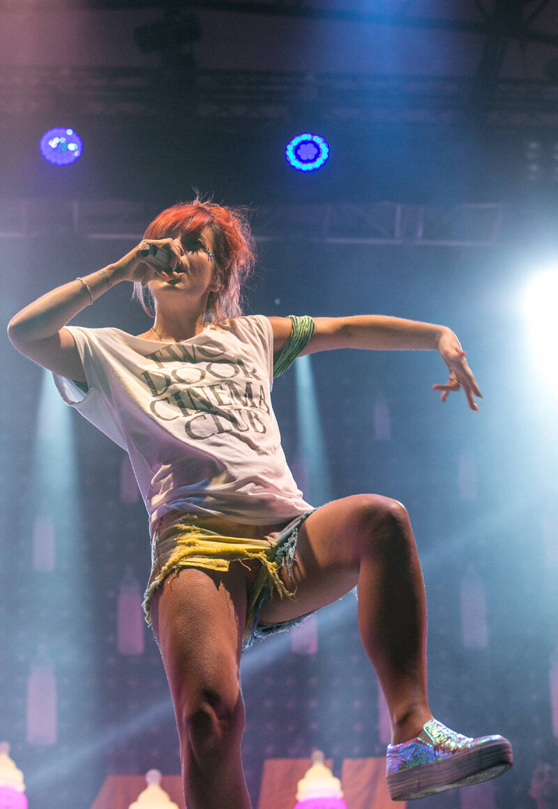 Lily Allen Panties View Up her Shorts on Stage picture