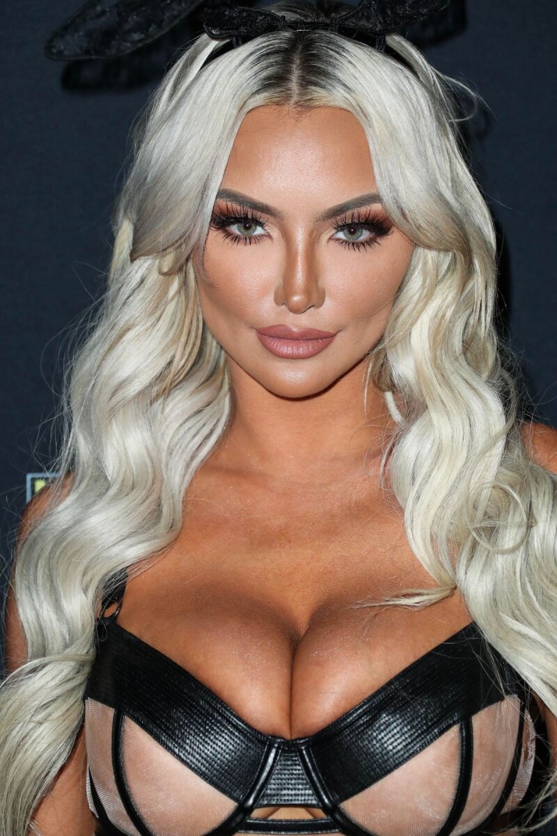 Lindsey Pelas' tits picture