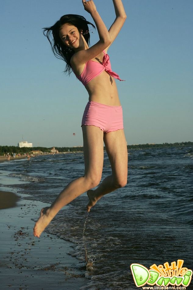 Teen in pink swimsuit picture