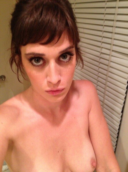 Lizzy Caplan 2 picture