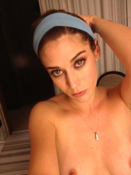 Lizzy Caplan 1 picture