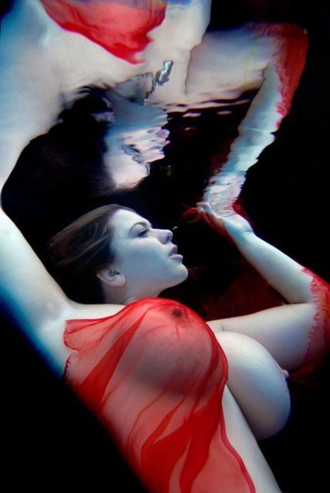 I love these under water shots of London Andrews picture