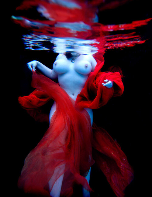 London Andrews floating in the water and under water shot picture