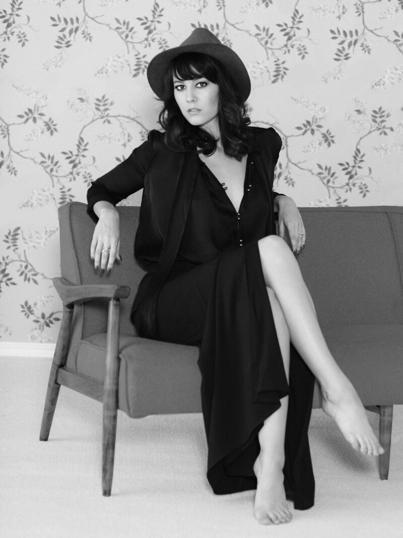 Mary Elizabeth Winstead legs and feet picture