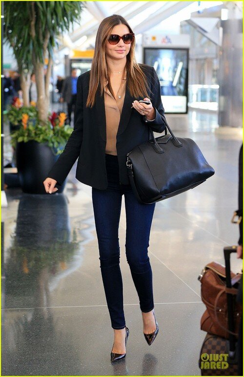 Miranda Kerr: ‘Treasure Yourself: Power Thoughts For My Generation’ Author! | miranda kerr treasure yourself power thoughts for my generation author 03 - Photo Gallery | Just Jared sur We Heart It. picture