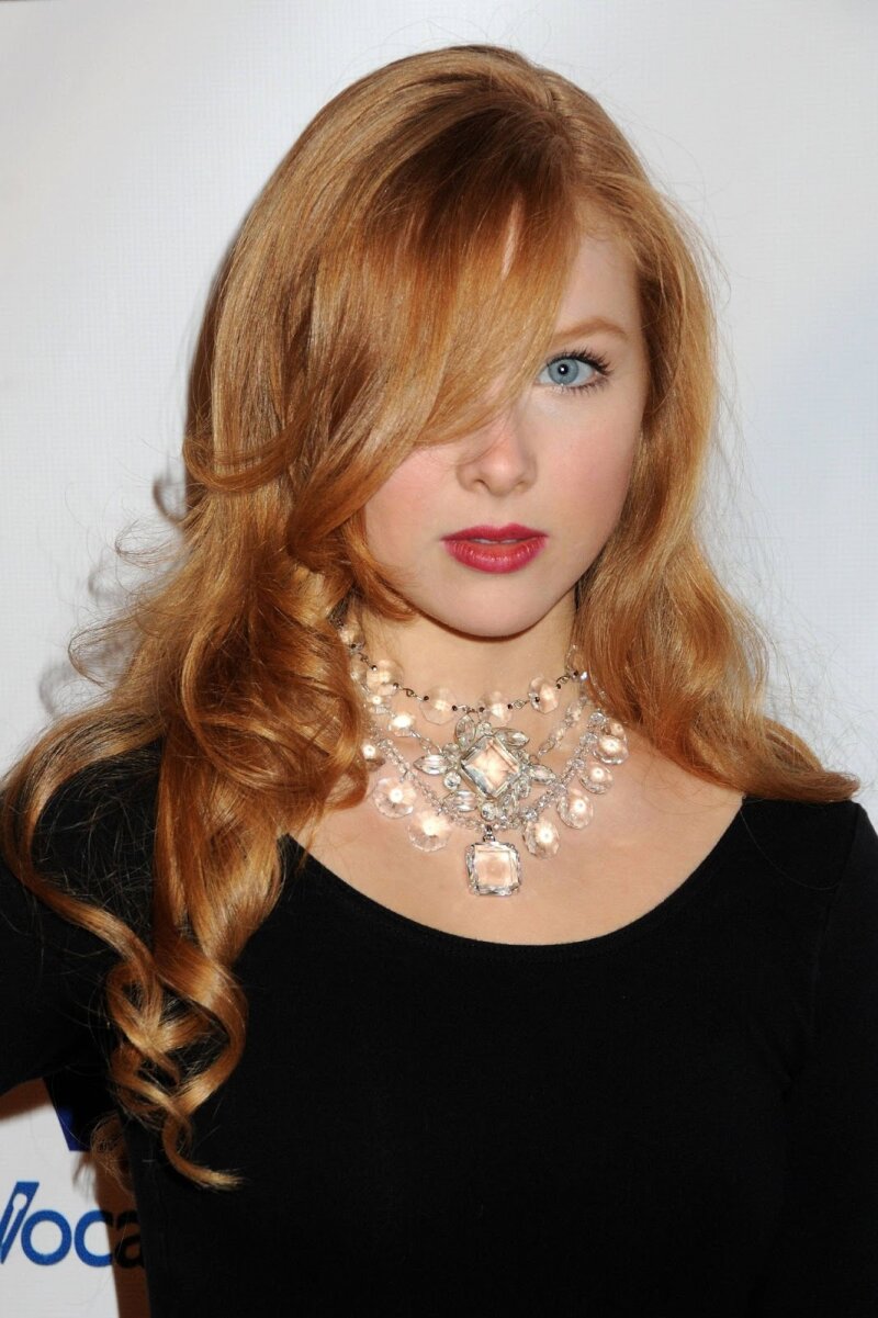 Molly C. Quinn picture