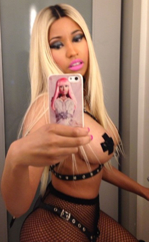 Nicki Minaj selfie picture