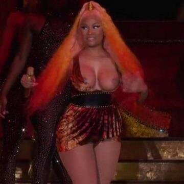 Nicki Minaj shamefull nip-slip and topless pics picture