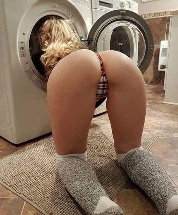 あなたはルームメイトのガールフレンドが洗濯をしているところに帰ってきます...どうしますか？ picture
