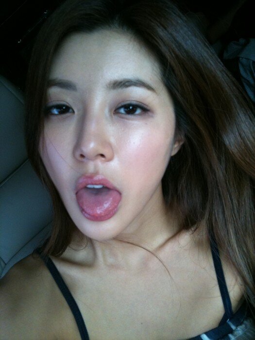 Korean Actress Park Han Byul mouth open picture