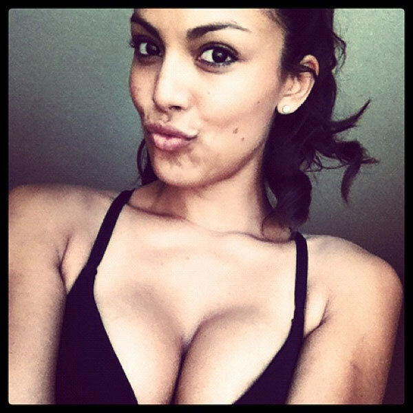 Raquel Pomplun cleavage picture