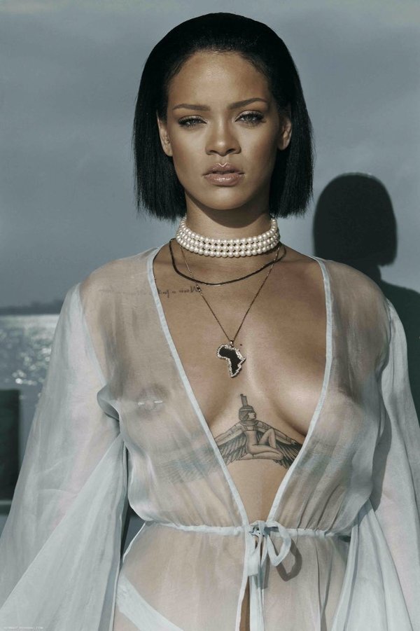 Rihanna shows her boobs while shooting a music video picture