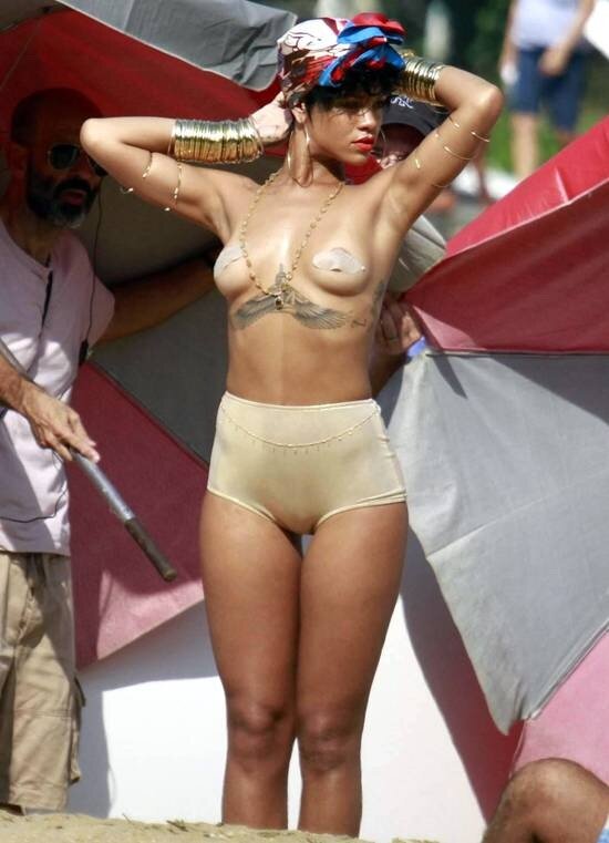 Rihanna Topless picture