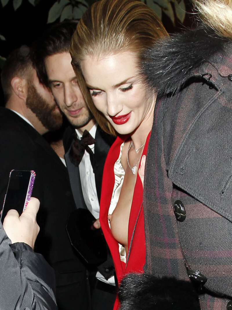 Rosie Huntington-Whiteley Fully Exposed Breast picture