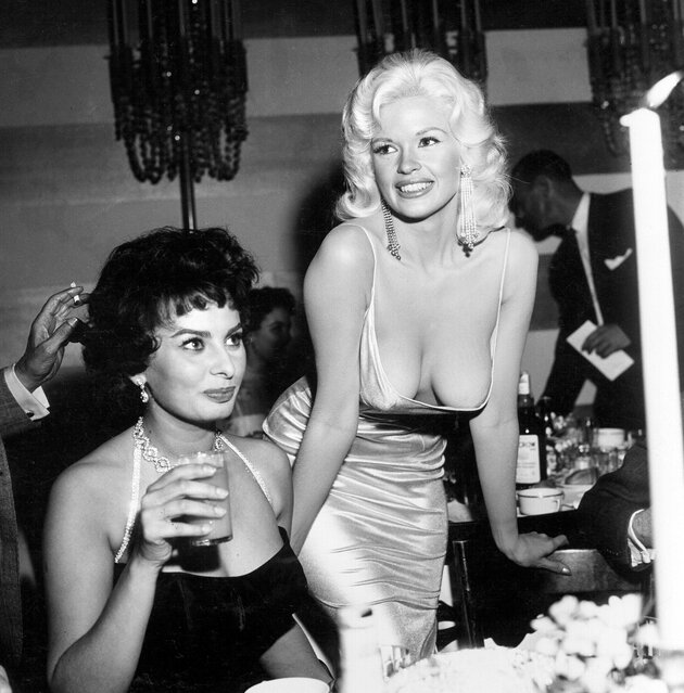 Jane Mansfield, seins presque nus, Ã  une fÃªte de Sophia Loren (Michael Ochs Archives) picture