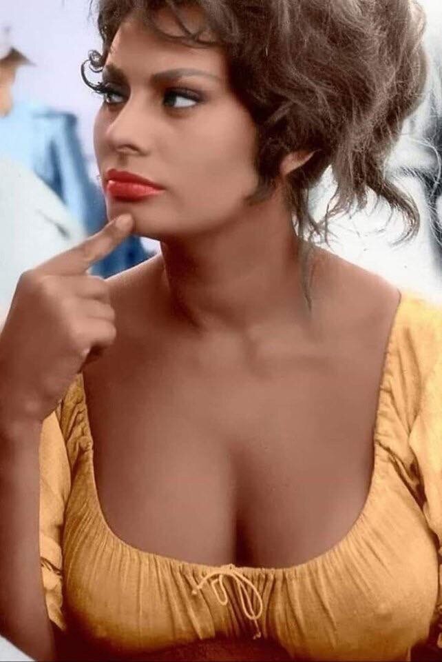 Sophia Loren nipples picture