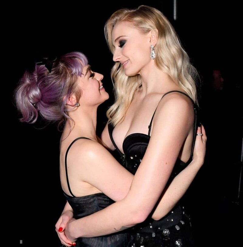 Sophie Turner and Maisie Williams lesbian picture