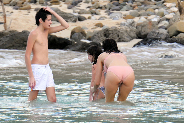 Stephanie Seymour On The Beach In St. Barts picture