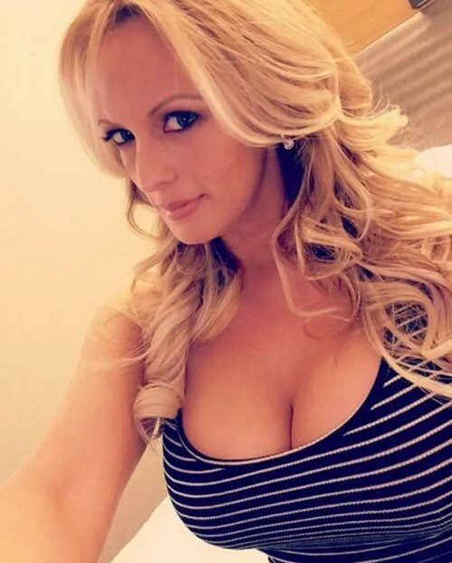 Pornstar milf STORMY DANIELS teasing us with her cleavage on selfie picture