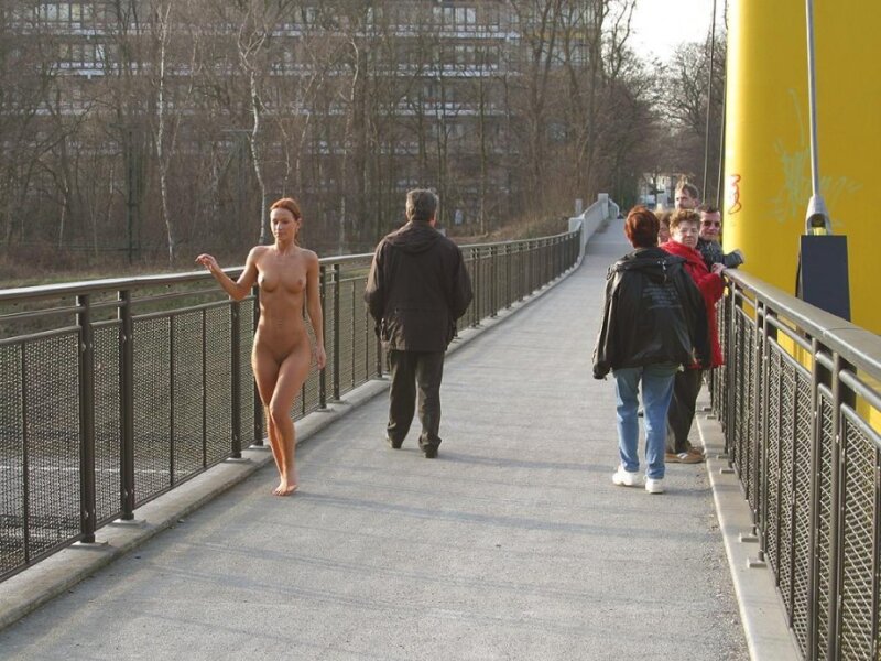 susana-spears-walks-nude-in-public-31 picture