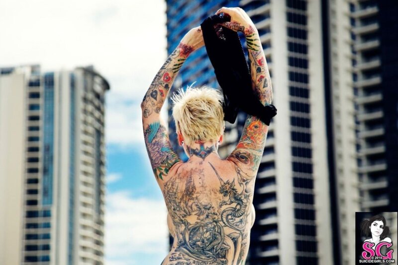 Bomby Blondshell shows her back tattoos off buildings looking all cool - SGB ta2 picture