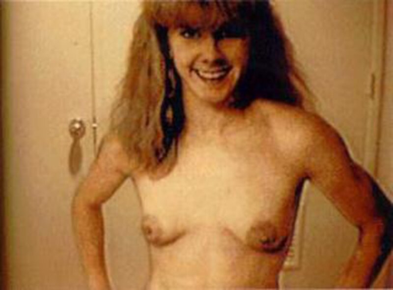 Former Olympic ice skater Tonya Harding tits out picture
