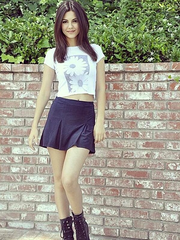 Victoria Justice in miniskirt picture