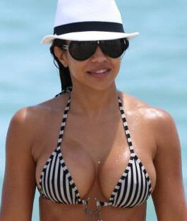 Busty Vida Guerra depp cleavage on the beach picture