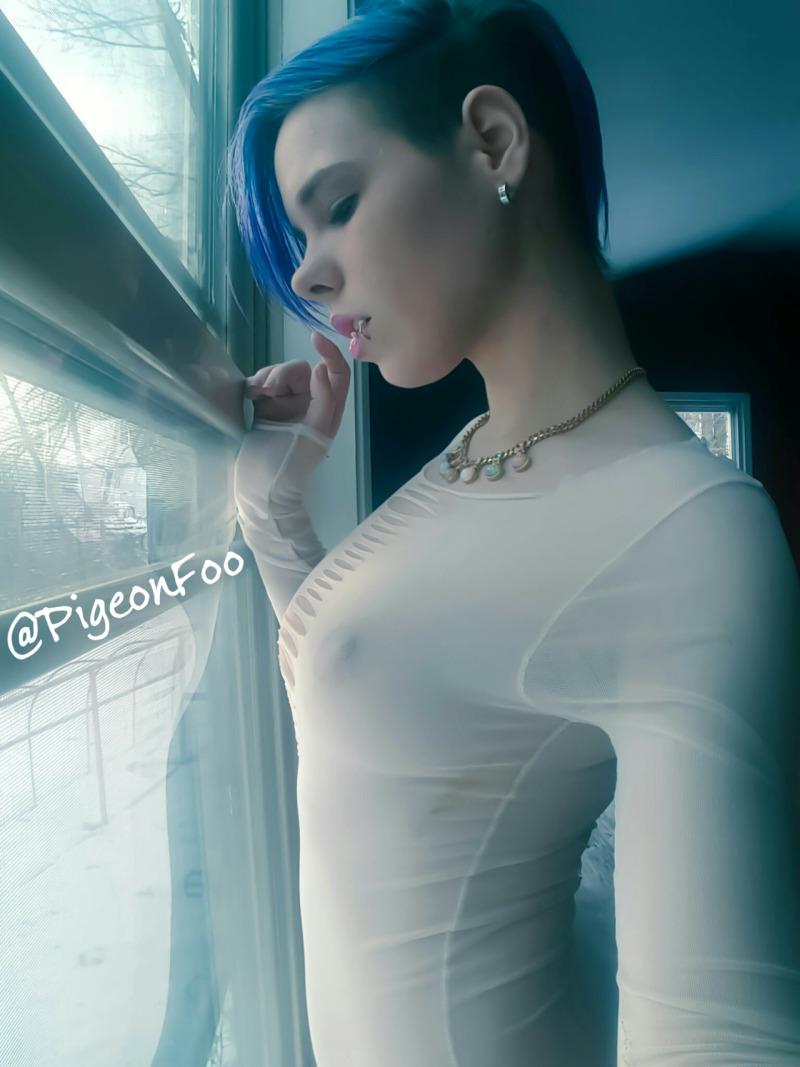 Pigeon Foo Teen Emo Model Seethrough Pencere Yanında picture