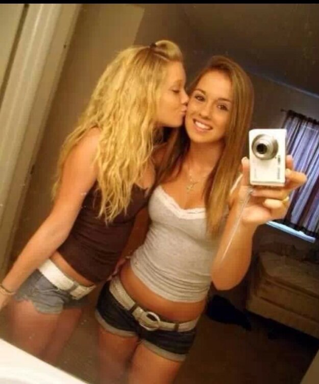 iki lezbiyen birbirlerini yemek üzere picture