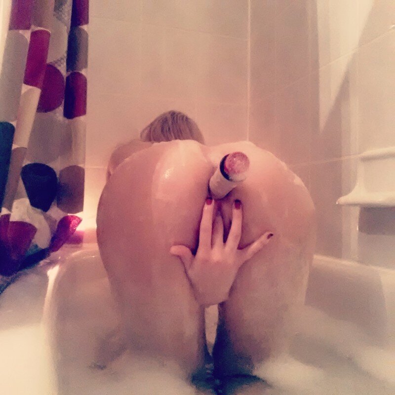Anal Vibe And Pussy Fingering Bathtub Pic picture