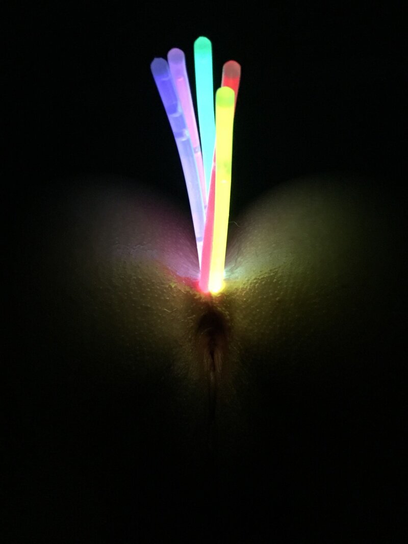 엉덩이에 Glowsticks picture