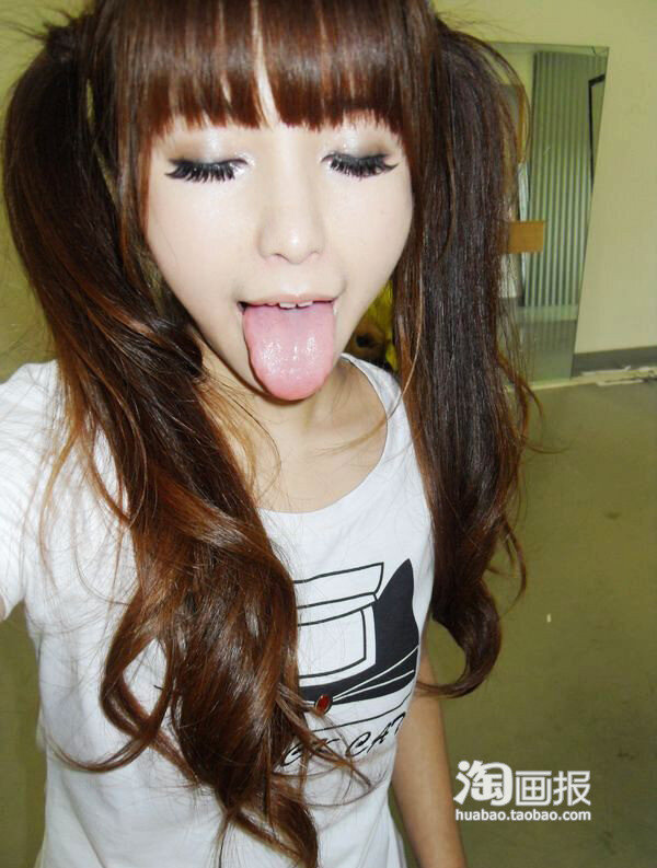 亚洲荡妇用性感的舌头。等待一个很重的负载或十个。 picture