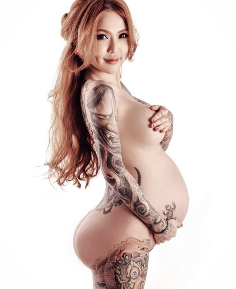 妊娠中のタトゥーアジアの女性 picture