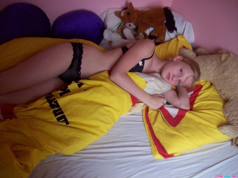 她的继父着火了，她整天保持着这样的穿着，并没有停止弯腰索要牛奶 picture