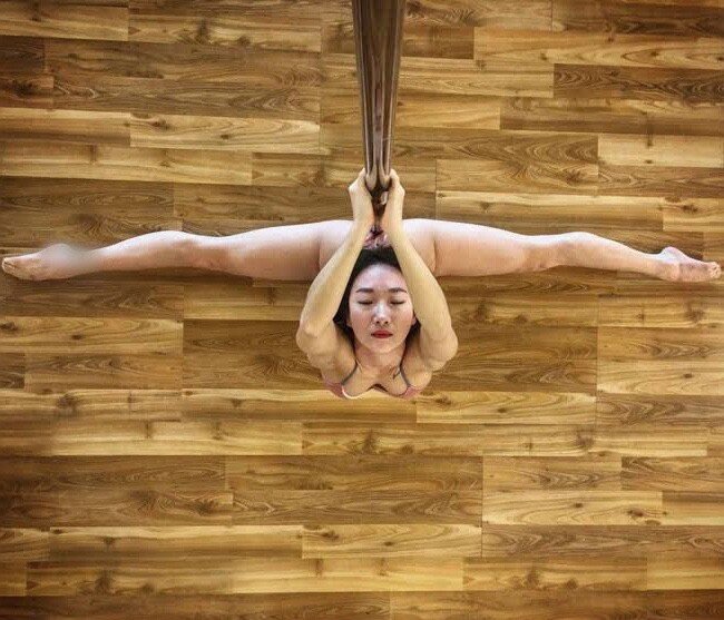 Sexy flexible korean mature women (pole dancer) picture