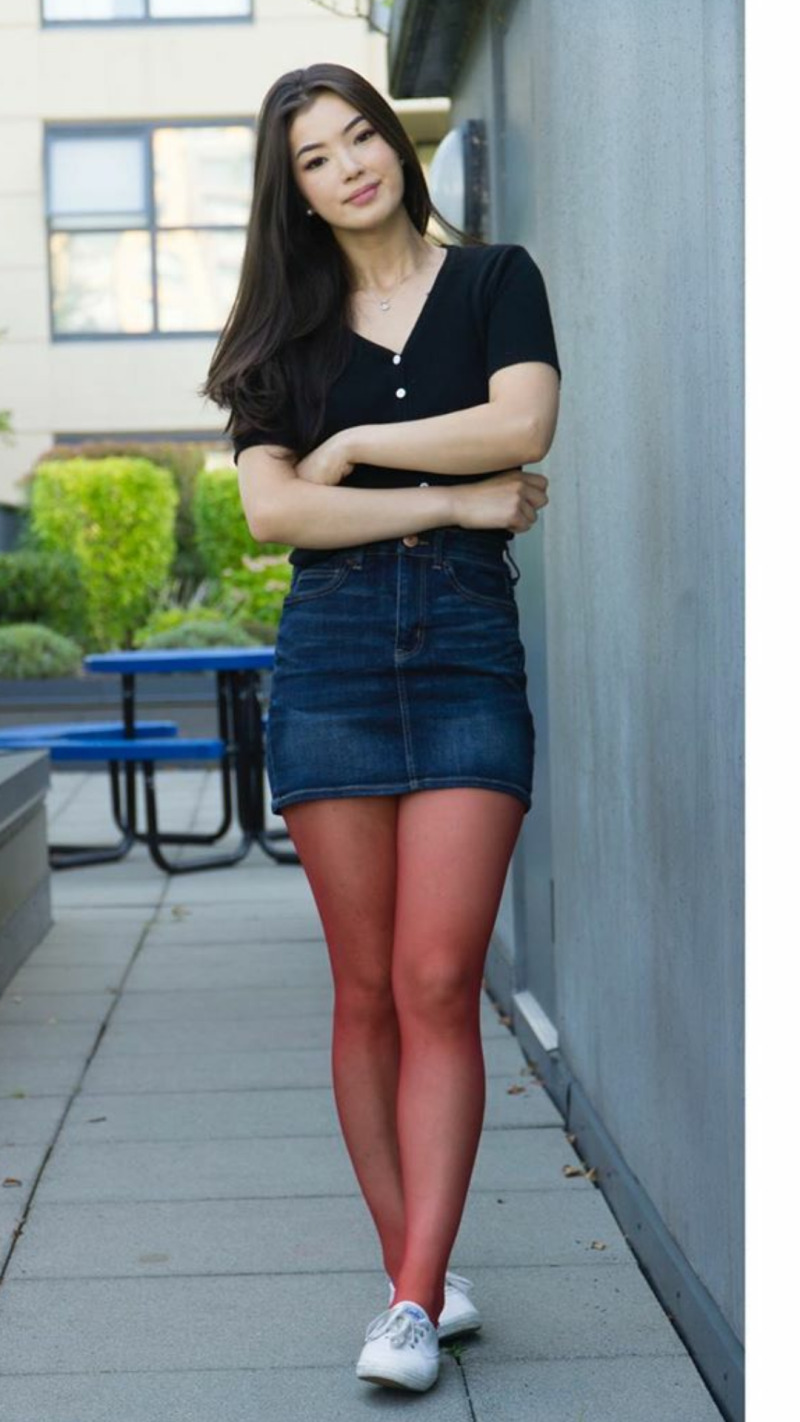 Cute Asian jean skirt red pantyhose picture