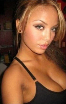 セクシーな目と素敵な胸の谷間 picture