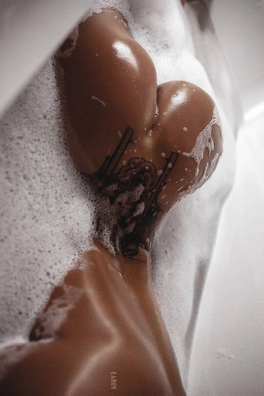 お風呂でゴージャスな黒い戦利品 picture