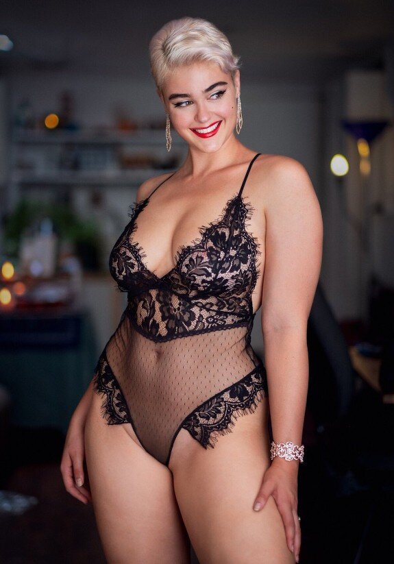 Stefania Ferrario in black lace picture