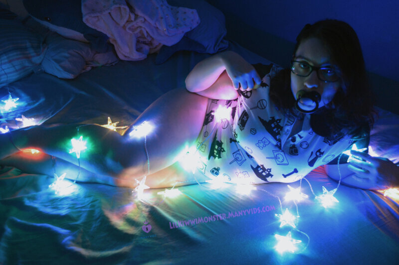LilKiwwiMonsterがBrucietheSharkと彼女のキラキラ光るライトに寄り添う picture