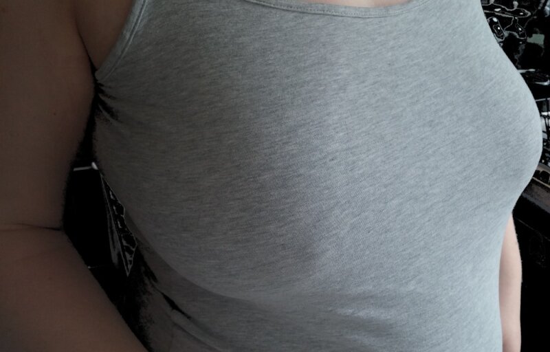 ジェーンの38DD胸は彼女のトップにかろうじて収まる picture