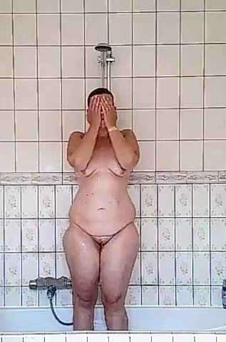 胖胖的女朋友洗澡。 picture
