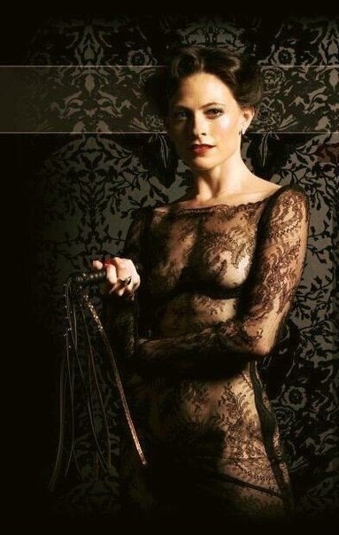 拉拉·珀佛（Lara Pulver）饰演艾琳·艾德勒（Irene Adler）在夏洛克 picture