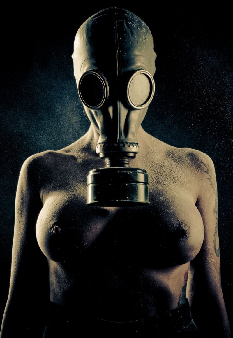 Raider babe in gas mask picture