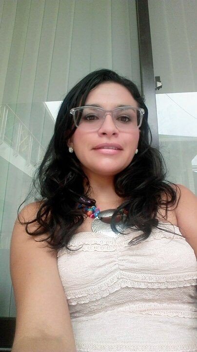 Morena con lentes picture