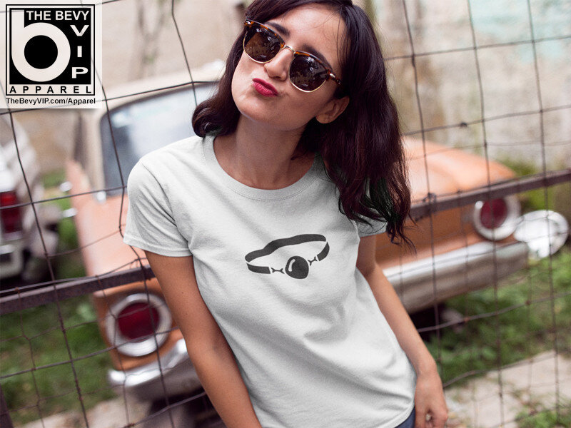 她穿着球形堵嘴T恤。你也可以 链接评论 picture