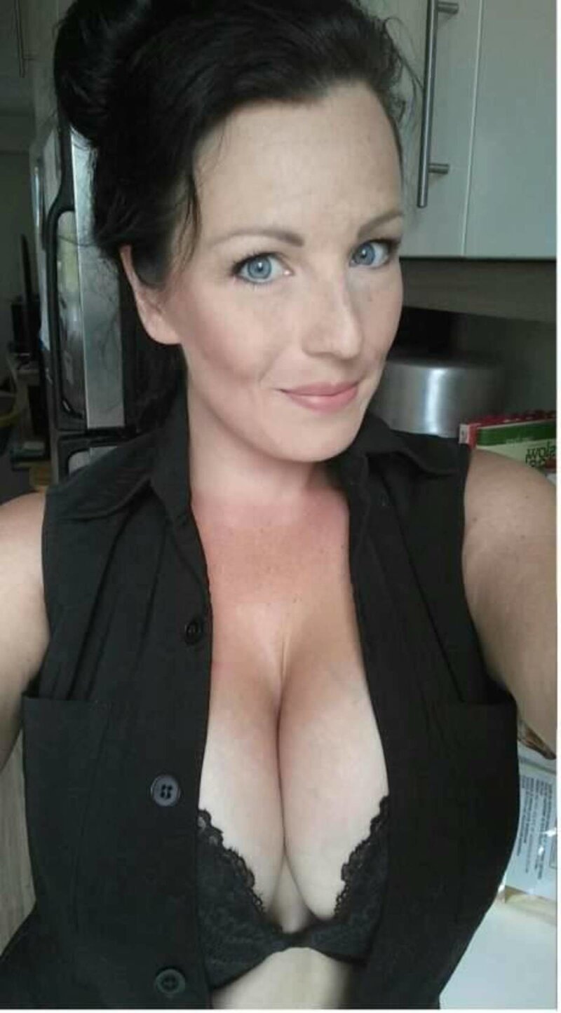 Milf big tits blue eyes picture