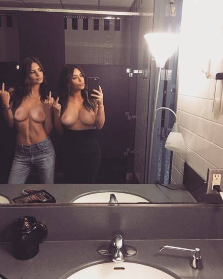 Kim Kardashian ve Emily Ratajkowski üstsüz selfie sansürsüz picture